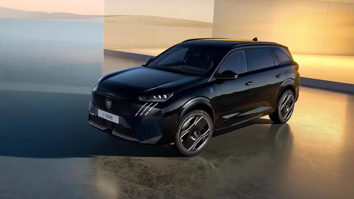 Peugeot 5008 Hybrid a noleggio
